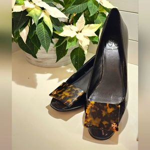 Tory Burch Lennox Black Patent Tortoise-Plate with T logo, Pump 8.5 EUC, 2” heel
